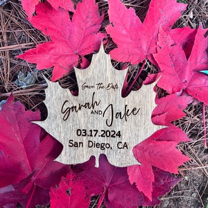 Enregistrez l’aimant de date | Feuille d'érable en bois Save The Date | En bois Save The Date | Carte de remerciement | Idées de mariage à thème d'automne | Mariage rustique