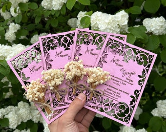 Hochzeits-Einladungs-Set aus rosa Birkenholz mit getrockneten Blumen