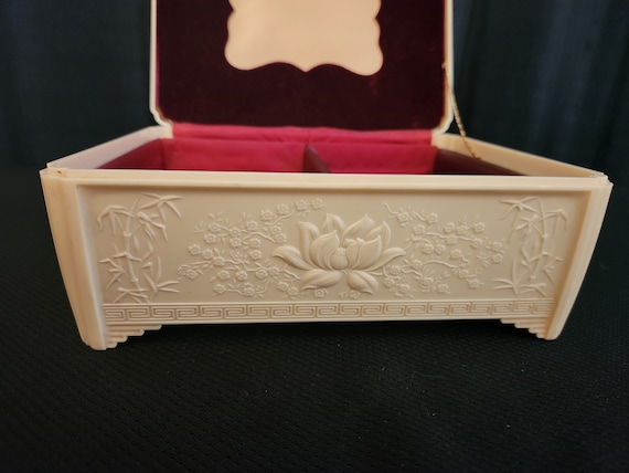 Vintage Ivory Look Embossed Plastic Jewelry Box -… - image 2