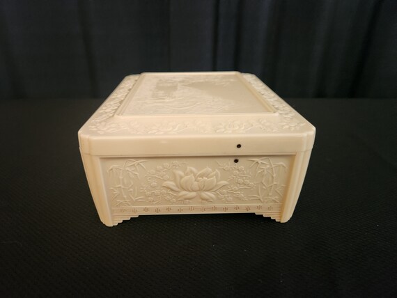 Vintage Ivory Look Embossed Plastic Jewelry Box -… - image 4