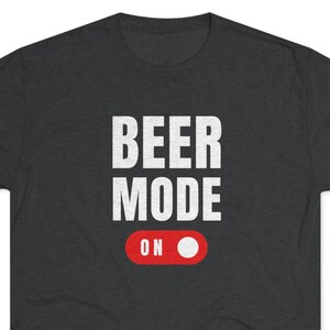 Op de afbeelding: Donkergrijs T-shirt met witte tekst "BEER MODE ON" en een rode schakelaar afbeelding.