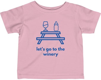 Lass uns zum Weingut gehen - Baby Kurzarm T-Shirt, Weinberg, Kinder spielen, coole Eltern, Babyflasche, Weinglas, Natur, erkunden, Abenteuer