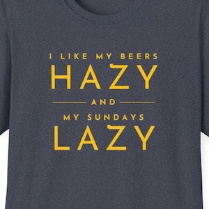 Può includere: Una t-shirt blu navy melange con il testo "Mi piacciono le mie birre torbide e le mie domeniche pigre" in giallo.