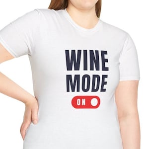 Weinmodus an Softstyle-T-Shirt für Erwachsene, Weingut, Weinprobe, Familienspaß, Mädchenausflug, Outdoor, Entdecken, Abenteuer, coole Eltern, Sommelier Bild 1