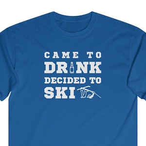 Op de afbeelding: Een koninklijkblauw longsleeve t-shirt met witte tekst die "CAME TO DRINK DECIDED TO SKI" luidt met een afbeelding van een persoon die skiet.
