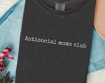 Camiseta del Club de Mamás Antisociales Comfort Colors®. Divertida camiseta para mamá introvertida, genial, moderna, ideal para el Día de la Madre.