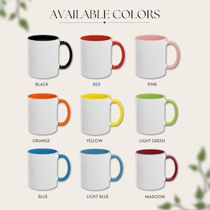 Puede incluir: Se muestran tazas de cer&aacute;mica blancas con interiores y asas de varios colores. Los colores disponibles son negro, rojo, rosa, naranja, amarillo, verde claro, azul, azul claro y granate. El texto "AVAILABLE COLORS" est&aacute; en la parte superior.