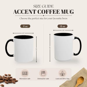 Puede incluir: Gu&iacute;a de tallas para tazas de caf&eacute;. Se muestran dos tazas blancas con interior y asa negros. La taza de 11 oz mide 9,6 cm de alto y 8,2 cm de ancho. La taza de 15 oz mide 12,1 cm de alto y 8,6 cm de ancho. Las tazas son aptas para microondas y lavavajillas.