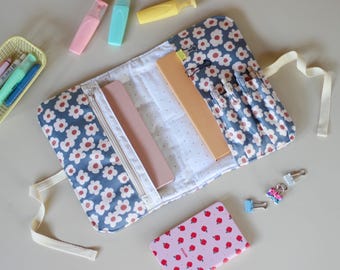 Protège-livre matelassé bleu fleuri | Organiseur de couverture de livre avec poches