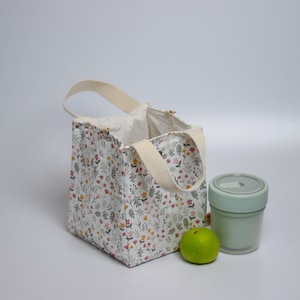 Chic Mini Lunch Tote: Floral Pattern Eco-Friendly Bag for On-The-Go