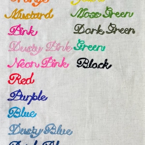 Puede incluir: Muestra de tela bordada con nombres de colores en varios tonos. Los colores incluyen naranja, amarillo, mostaza, rosa, rosa polvoriento, rosa ne&oacute;n, rojo, morado, azul, azul polvoriento, azul oscuro, verde musgo, verde oscuro, verde y negro.