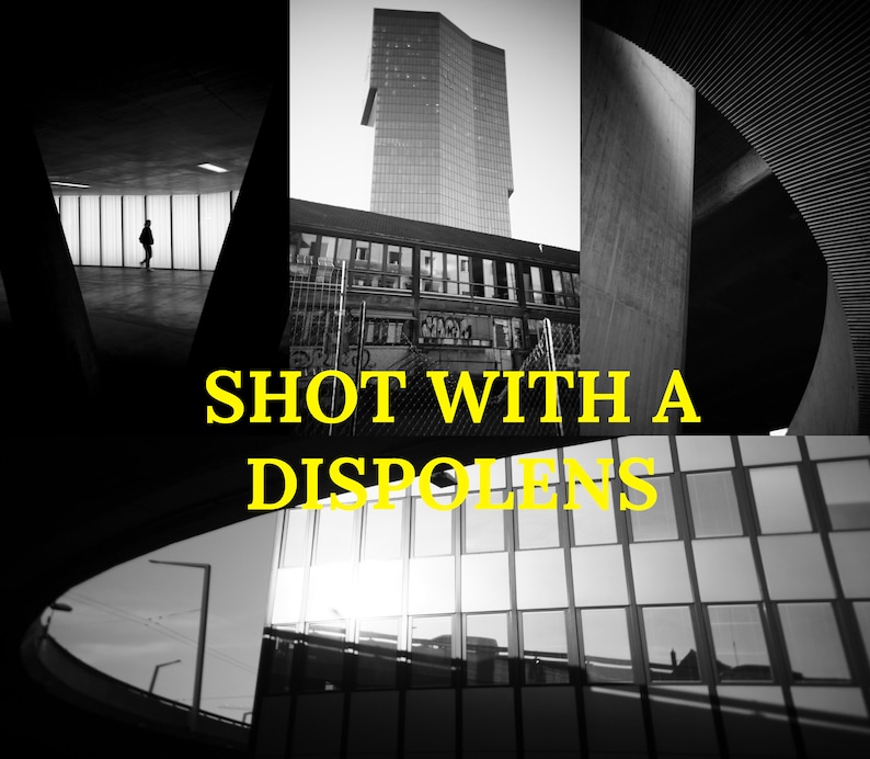 以下が含まれることがあります： 高い建物と黄色い文字「SHOT WITH A DISPOLENS」が書かれた都市の風景の白黒写真です。