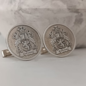 Personalizowane spinki do mankietów z herbem ze srebra próby 925, grawerowane spinki do mankietów z tradycyjnym herbem rodzinnym
