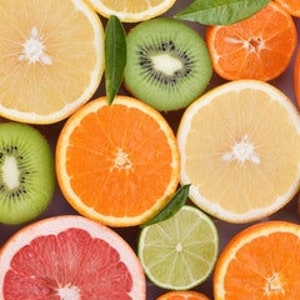 K&ouml;nnte beinhalten: Eine Auswahl an Zitrusfr&uuml;chten und Kiwischeiben, darunter Orange, Zitrone, Limette, Grapefruit und Kiwi. Die Fruchtscheiben sind kreisf&ouml;rmig angeordnet, die gr&uuml;nen Bl&auml;tter der Kiwi sorgen f&uuml;r einen Hauch von Frische.