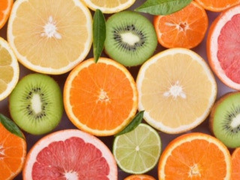 K&ouml;nnte beinhalten: Eine Auswahl an Zitrusfr&uuml;chten und Kiwischeiben, darunter Orange, Zitrone, Limette, Grapefruit und Kiwi. Die Fruchtscheiben sind kreisf&ouml;rmig angeordnet, die gr&uuml;nen Bl&auml;tter der Kiwi sorgen f&uuml;r einen Hauch von Frische.