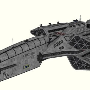Puede incluir: Una nave espacial gris con un cuerpo largo y estrecho y una cabina rectangular grande. La nave tiene una serie de cápsulas cilíndricas más pequeñas unidas a los lados del cuerpo. La nave está etiquetada como "REN-HOUR" y tiene un logotipo azul y amarillo en el lateral.