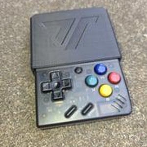 Puede incluir: Una consola de juegos port&aacute;til negra con una pantalla abatible. La consola cuenta con un mando direccional, botones de acci&oacute;n de colores y un logotipo en la cubierta superior. Dise&ntilde;ada para juegos port&aacute;tiles.