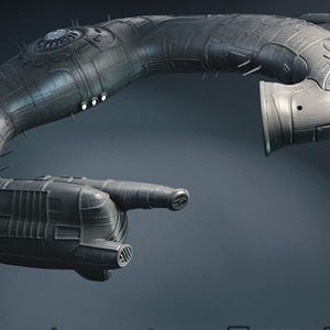 Könnte beinhalten: Dunkelgraues, futuristisches Raumschiff mit geschwungenem, segmentiertem Design. Das Schiff hat mehrere Vorsprünge, Lichter und detaillierte Verkleidungen, was auf eine fortschrittliche Technologie hindeutet. Die Gesamtform erinnert an eine stilisierte, längliche Hand.