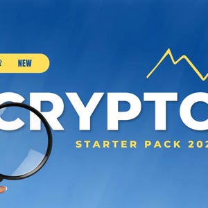 Könnte beinhalten: Blauer Hintergrund mit dem Wort „CRYPTO“ in großen weißen Buchstaben. Darunter steht der Text „STARTER PACK 2025“ in kleineren gelben Buchstaben. Eine Lupe vor dem Wort „CRYPTO“. Ein gelbes Liniendiagramm zeigt nach oben.