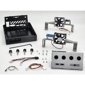 Może przedstawiać: Zestaw komponentów do budowy niestandardowej konsoli do gier. Zestaw zawiera czarną obudowę, dwa wentylatory chłodzące, panel sterowania z portami USB i portami kontrolera, a także różne śruby i przewody.