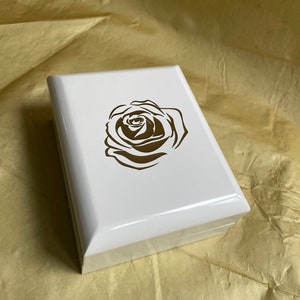 Boîte à bijoux en relief rose (blanc)