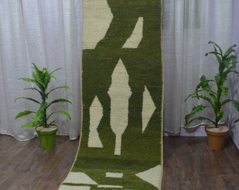 TAPIS DE COULOIR DOUX, tapis marocain fait main, tapis Benioura personnalisé, tapis abstrait, tapis de passage vert olive et blanc, tapis berbère, tapis tissé à la main.