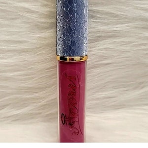 Plum Colored Lip Plumper! Wrinkle free Shiny lips? Get Vicously Plummed!