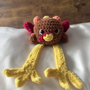 Schema per realizzare un tacchino all'uncinetto "Gobble the Turkey" - Tacchino amigurumi per principianti con zampe flosce (schema in PDF)