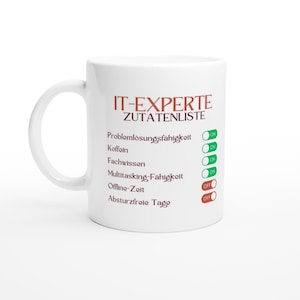 Könnte beinhalten: Weißer Keramikbecher mit dem Text "IT-EXPERTE ZUTATENLISTE" in Rot. Der Becher listet IT-Expertenqualitäten mit "ON"- und "OFF"-Anzeigen auf. Der Becher hat einen gebogenen Griff und ist für Heißgetränke geeignet.