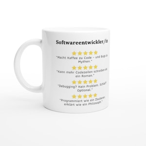 Könnte beinhalten: Weiße Keramiktasse mit schwarzem und gelbem Design. Die Tasse zeigt den Text "Softwareentwickler/in" und mehrere Fünf-Sterne-Bewertungen mit humorvollen Beschreibungen über Softwareentwickler.