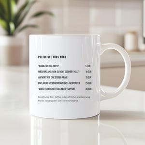 Könnte beinhalten: Eine weiße Keramik-Tasse mit gebogenem Henkel. Die Tasse zeigt schwarzen Text auf Deutsch, einschließlich des Satzes "PREISLISTE FÜRS BÜRO" (Preisliste für das Büro). Der Text listet verschiedene Büroaufgaben und die damit verbundenen Kosten in Euro auf.