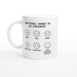 Könnte beinhalten: Weiße Keramiktasse mit einer schwarzen Grafik, auf der "Emotional Range of an Engineer" steht und eine Reihe von sechs Emoticons gezeigt werden, die verschiedene Emotionen darstellen.