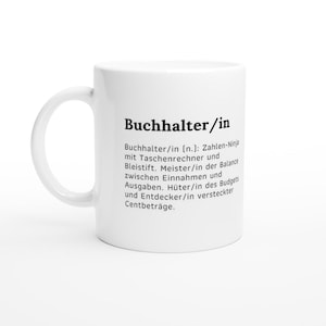 May include: White ceramic mug with a black text design that reads "Buchhalter/in (n.): Zahlen-Ninja mit Taschenrechner und Bleistift. Meister/in der Balance zwischen Einnahmen und Ausgaben. Hüter/in des Budgets und Entdecker/in versteckter Centbeträge."