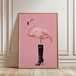 Impressão de Flamingo Rosa: Pássaro Eclético Usando Botas Pretas - Arte de Parede Colorida (Sem Moldura)
