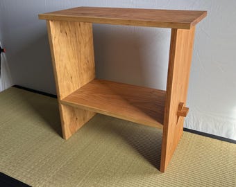 Bibliothèque étroite fabriquée à la main en menuiserie japonaise, petite taille
