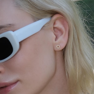 Petit clou d'oreille sans fil labret rond pavé ouvert 18G, clou d'oreille en argent sterling 925 à l'arrière plat, clou du cartilage, clou hélicoïdal