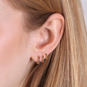 Boucles d'oreilles Huggie Hoop émeraude, petites boucles d'oreilles Huggie Hoop en argent sterling, petites pierres vertes Huggie Hoop, cartilage or Huggie Hoop, Helix Huggie Hoop