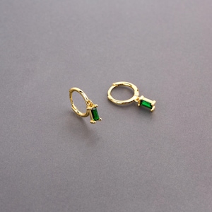 Boucles d'oreilles pendantes avec breloque émeraude en argent sterling, petites créoles pendantes avec pierre verte émeraude