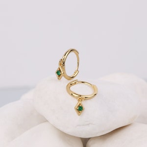 Boucles d'oreilles pendantes avec breloque émeraude, créoles Huggie en argent sterling avec breloque CZ diamants pendantes, petites créoles pendantes avec breloque