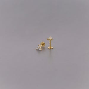 Clou labret sans filetage Flower 18G, clou d'oreille en argent sterling 925 à l'arrière plat et trois pierres, clou du cartilage, clou du tragus, clou hélicoïdal