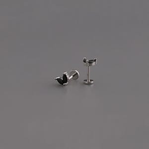 Clou labret sans filetage en forme de feuille de cz noire 18G, clou d'oreille en argent sterling à l'arrière plat, clou du cartilage, clou du tragus, clou d'oreille hélicoïdal