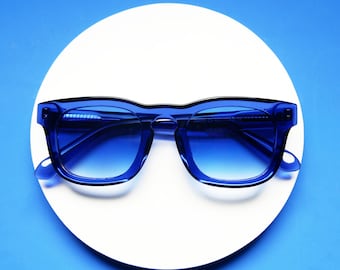 Gafas de sol con montura gruesa de acetato azul, puente de ojo de cerradura y lentes azules degradadas