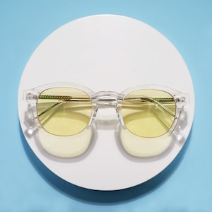 Gafas con montura transparente y lentes amarillas, remaches de diamante, estilo retro tintado.