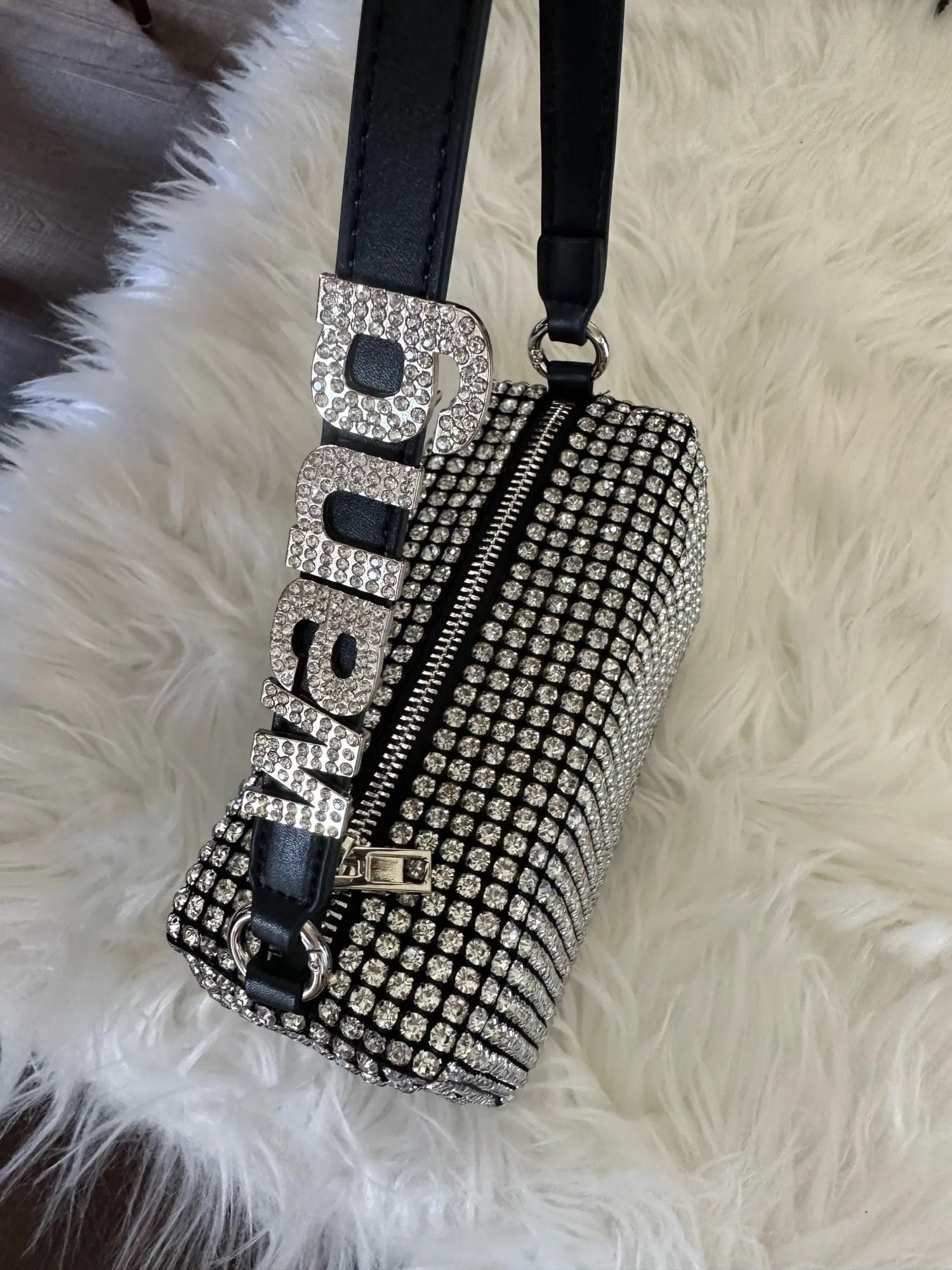 Clutch silber mit Federn - eine Abendtasche besetzt mit Glitzerstein