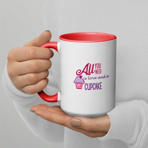 Lustige Valentinstag Tasse mit der Aufschrift All I need for Love is a Cupcake mit Rot und Pinker Farbe Innen