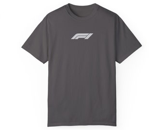Puede incluir: Una camiseta gris antracita con un logotipo F1 blanco en la parte delantera.