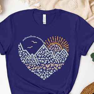 Abenteuer wartet auf Shirt, Abenteuer Shirt, Camping Shirts, Natur Liebhaber Shirt, Camping Geschenk, Urlaub Shirt, Berg Shirt, Wanderer Shirts