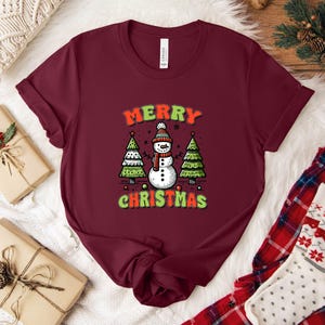 Merry Christmas T-Shirt: Festliches Schneemann & Weihnachtsbaum Tee
