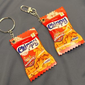 Brelok lub zawieszka do torebki z filipińskimi chipsami ziemniaczanymi – akcesorium inspirowane przekąskami
