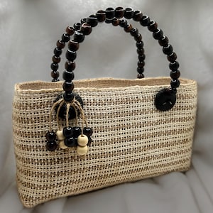 Bolso de abacá/bicol tejido a mano con asa de cuentas – Tote de rayas beige natural